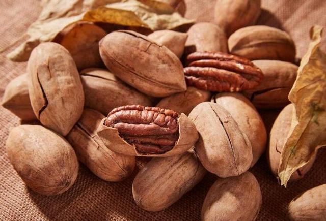 High quality hand peeled pecans 218g