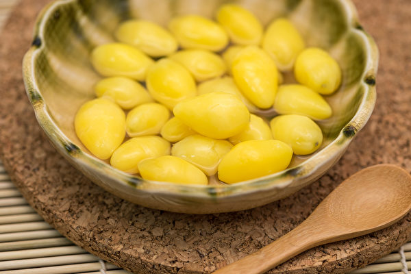 Fresh white nuts 250g